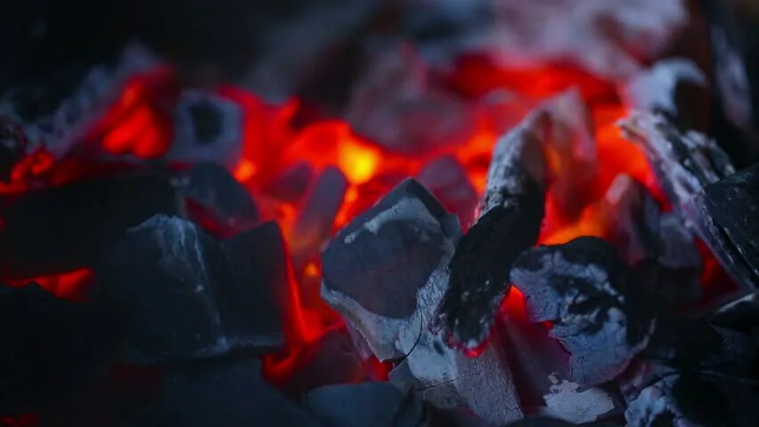 Тлеющий в темноте. Красные угли. тлеющий уголь. перегоревший уголь. угли тлеют.