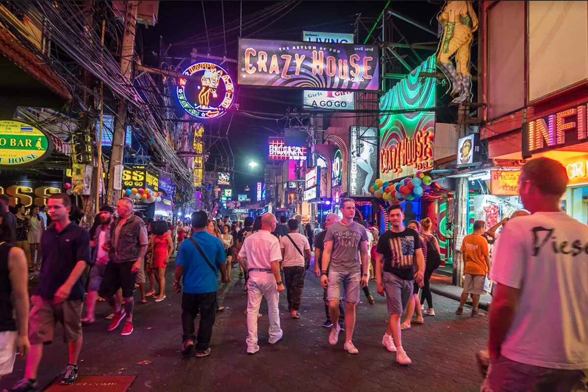 Улица уокинг-стрит в паттайе. Тайланд уокинг стрит. Волкинг стрит. Уолл стрит улица в тайланде. Улица уокинг-стрит в паттайе.