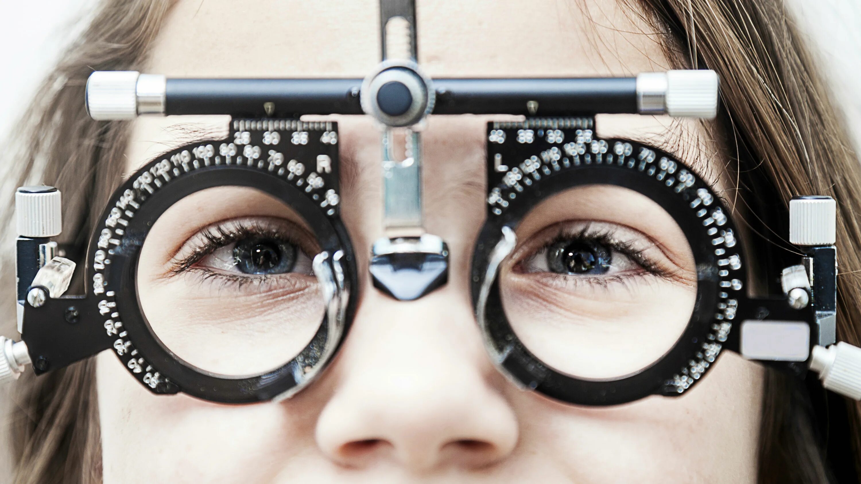 Глазки проверять. Очки окулиста. Очки для зрения. Очки и линзы. Аппарат для исправления зрения с линзами.