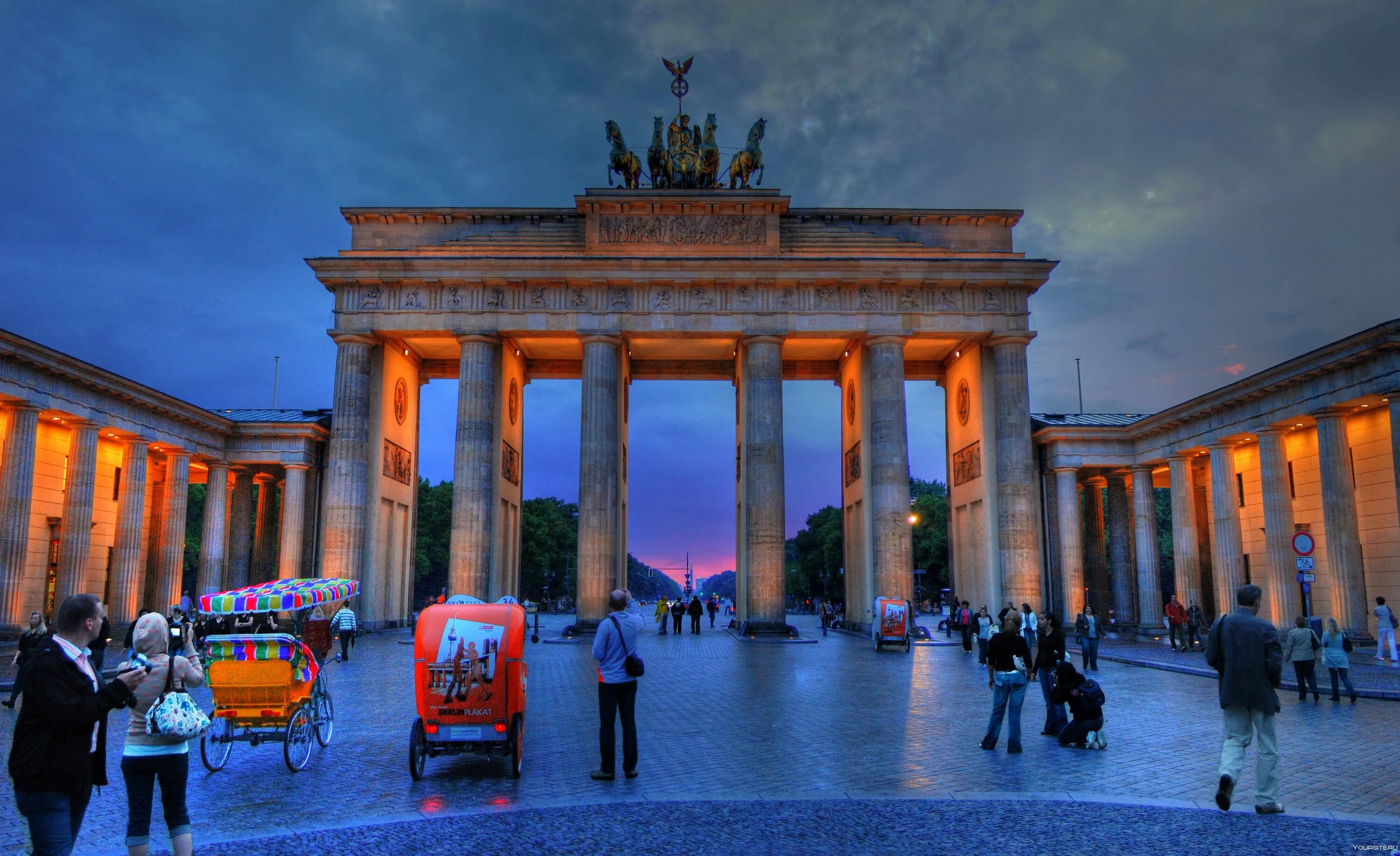 Какие достопримечательности есть в германии. Бранденбургские ворота в Берлине. Достопримечательности Берлина Бранденбургские ворота. Бранденбургские ворота Главная достопримечательность в Берлине. Германия ворота Бранденбургские окрестности.