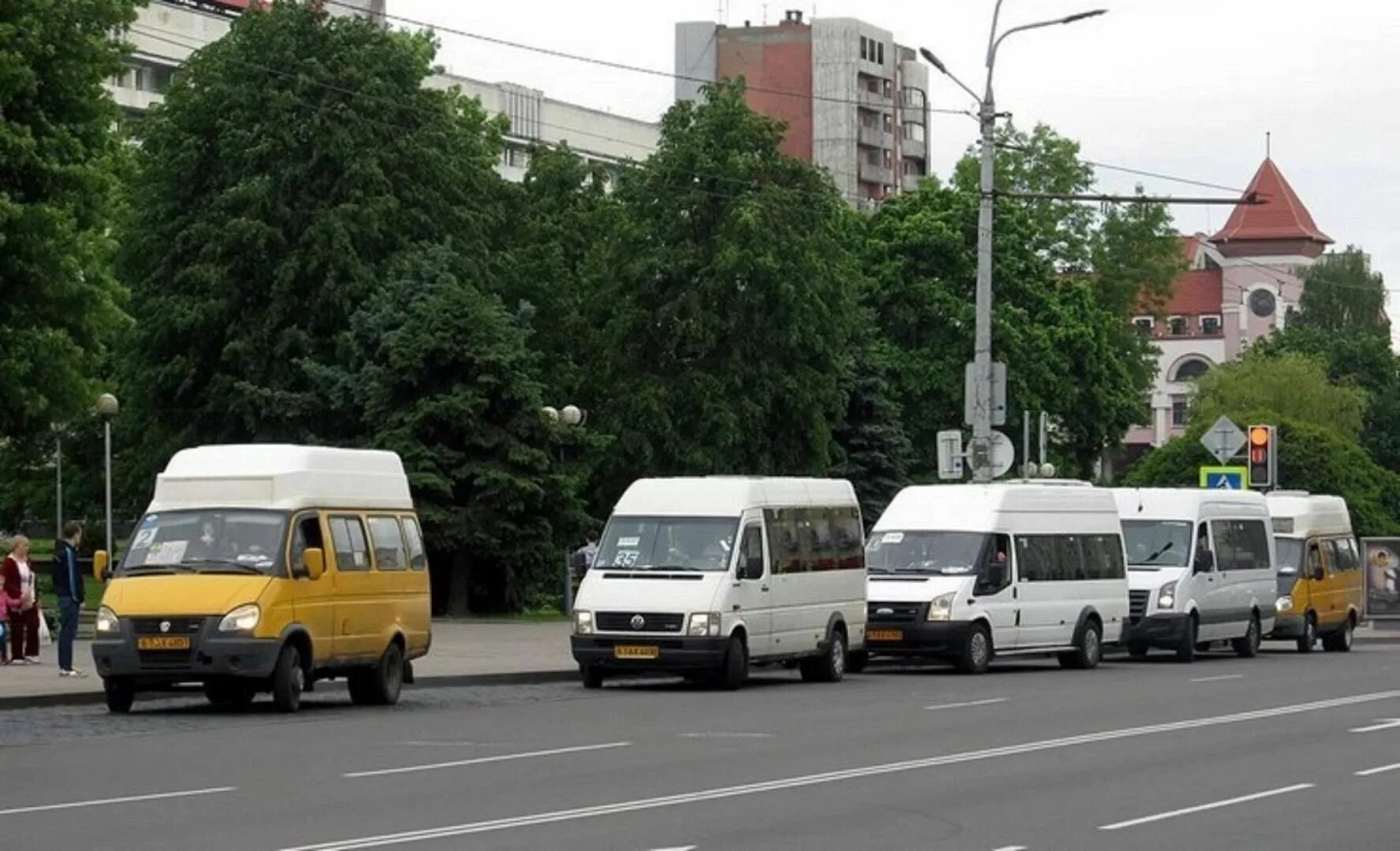 Маршрутное такси. Автобус "маршрутное такси". Маршрутка в городе. Городской микроавтобус. Маршрутное фото