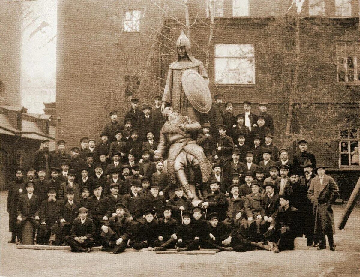 В 1913 году был открыт. Царь в костроме 1913. дом романовых кострома.
