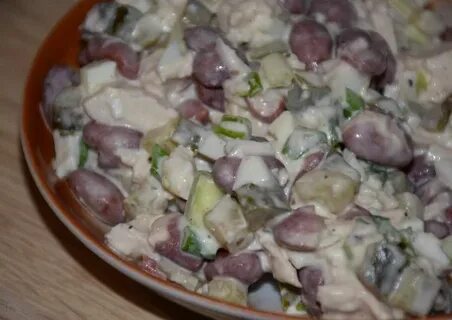 Салат с фасолью консервированной и огурцами солеными