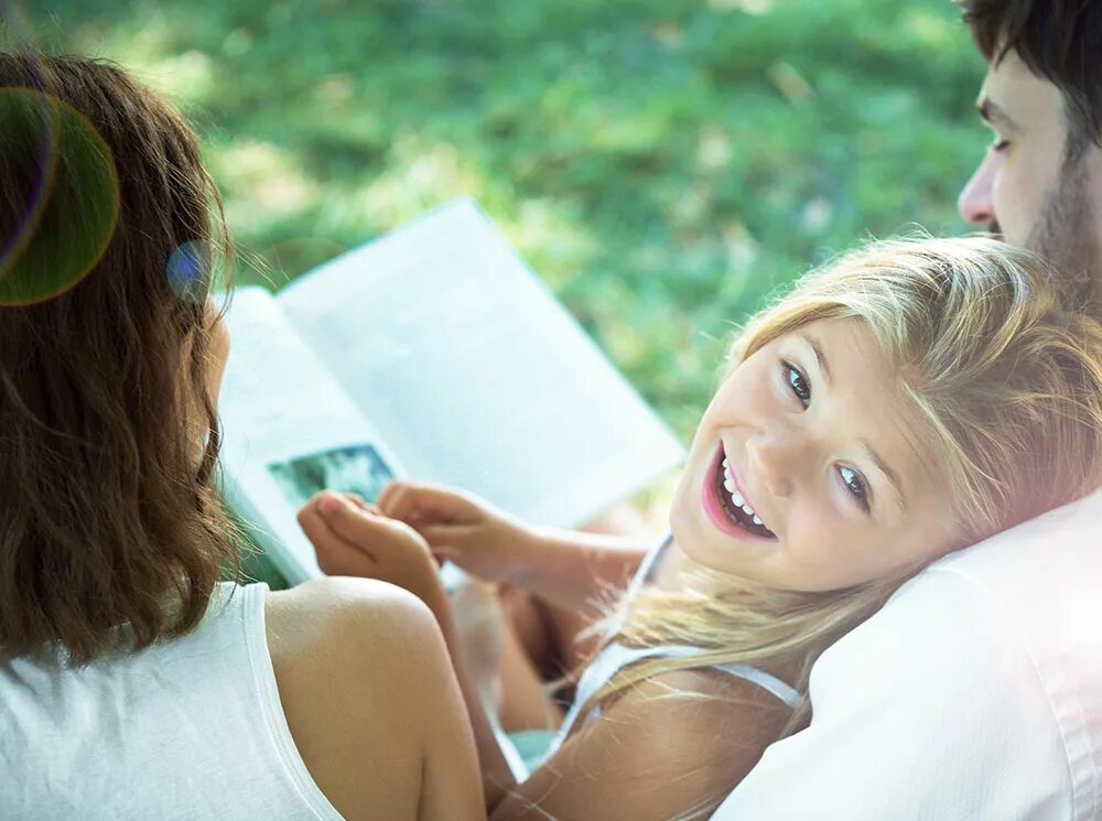 книги для детей. лозунги читаем вместе. чтение родителей и детей. всемирный день книголюбов. прочитайте вместе с детьми.