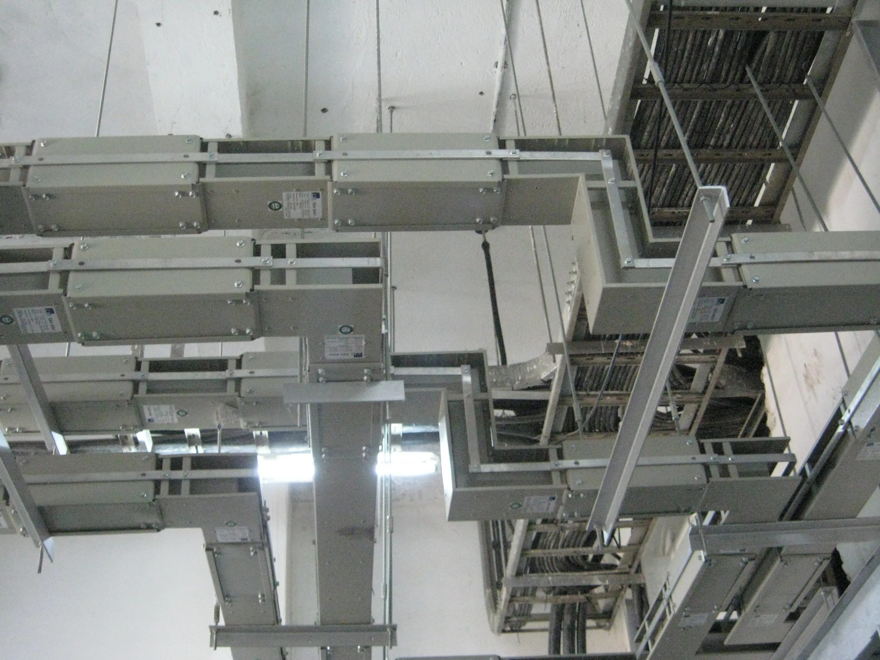 Шинопровод шнайдер 2500. Шинопровод 2500а. Шинопроводы применяются. Шинопроводы применяются. Шинопроводы применяются.