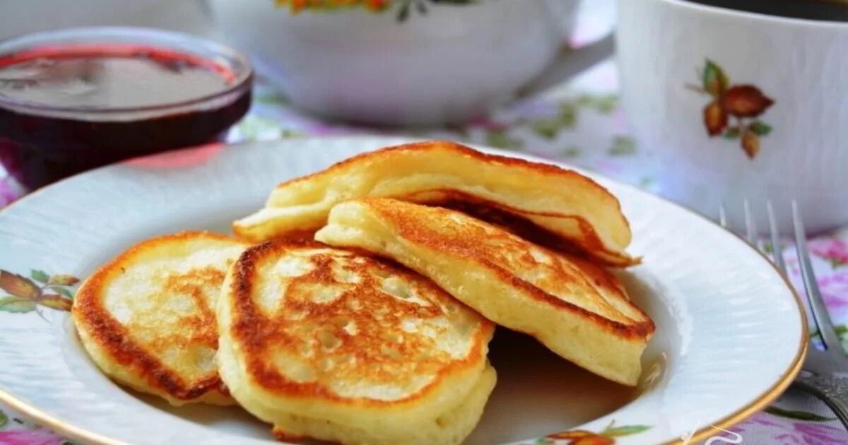 Сладкие пышки на кефире. Пирожки на простокваше. Оладьи со сметаной. Оладушки на простокваше пышные. Очень вкусные на простокваше.