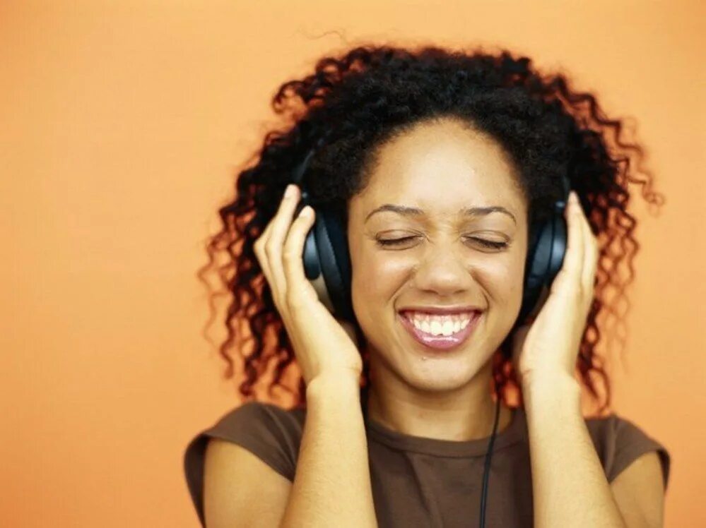She listen to the radio. Listen to the Music. Pop Music аудирование. African American Music. Человек слушающий подкасты.