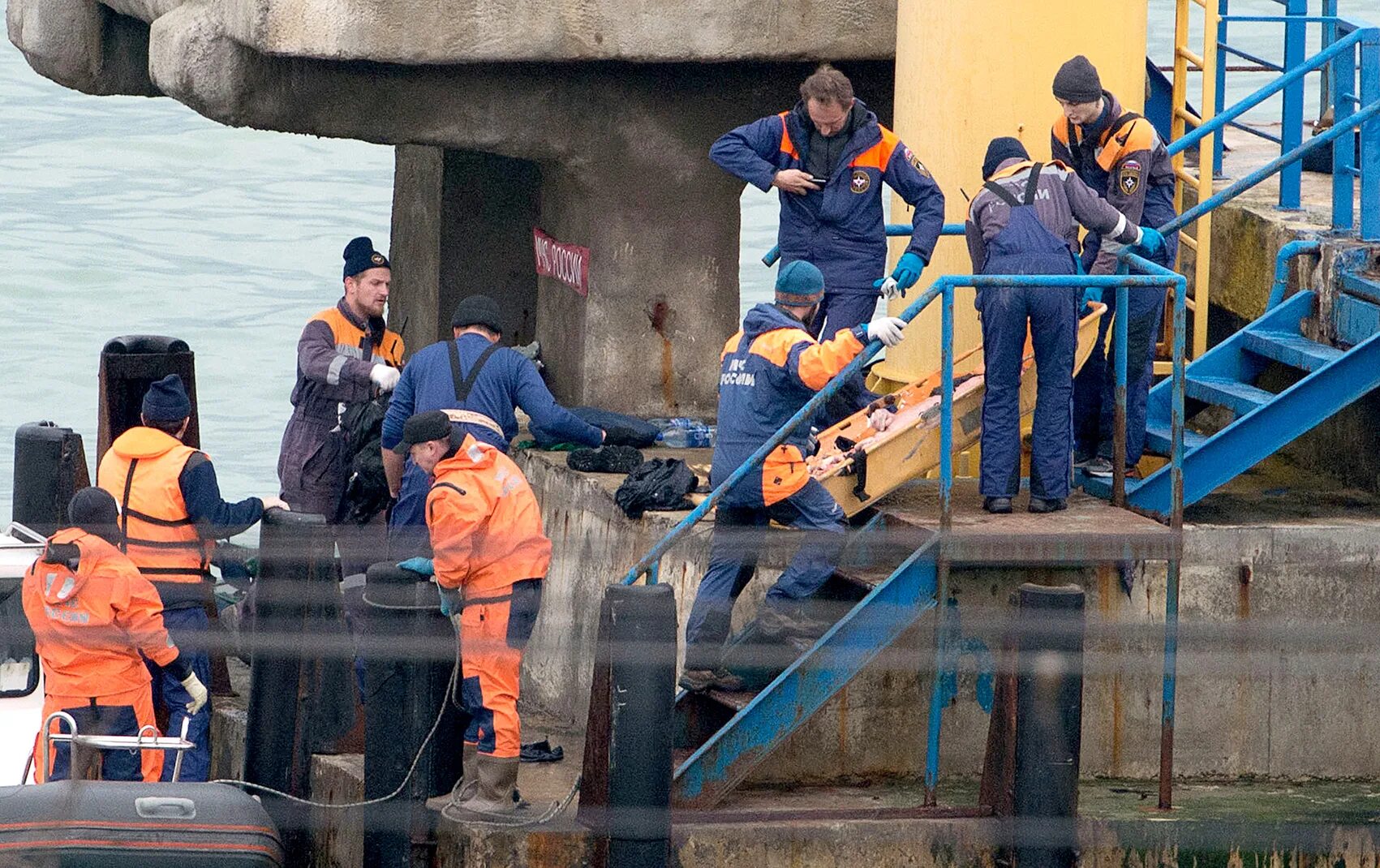 Катастрофа ту 154 под сочи тела погибших. Ту 154 2001 черное море. Крушение ту 154 в сочи. Крушение над черным морем. Ту-154 сочи катастрофа.