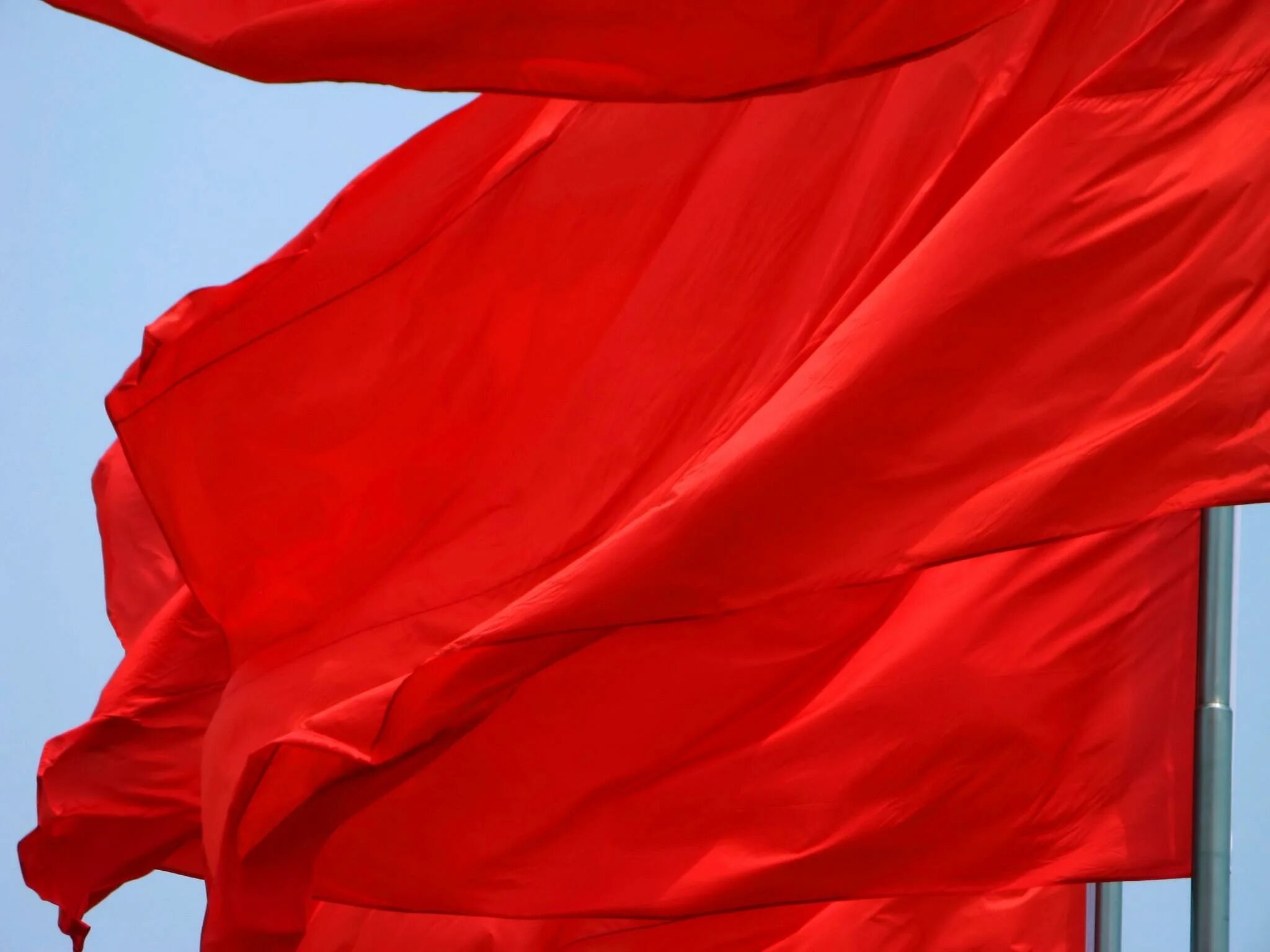 Красное Знамя флаг. Красная ткань на ветру. Красная ткань развивается на ветру. Развивающееся красное Знамя.