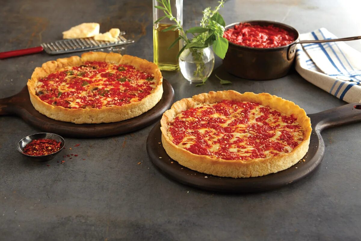 Одна четверть из двух пицц. Пицца в англии. кира 2pizza. 2pizza название. лу малнатис.