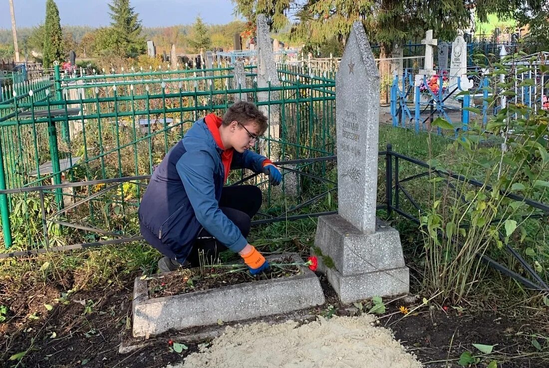 Новости курской области сегодня свежие происшествия. Волонтеры убирают захоронения. Волонтеры убираются могилу Андрушкевича. Фото на могиле ветеранов волонтерства. Дорогобуж уборка волонтерских захоронений.