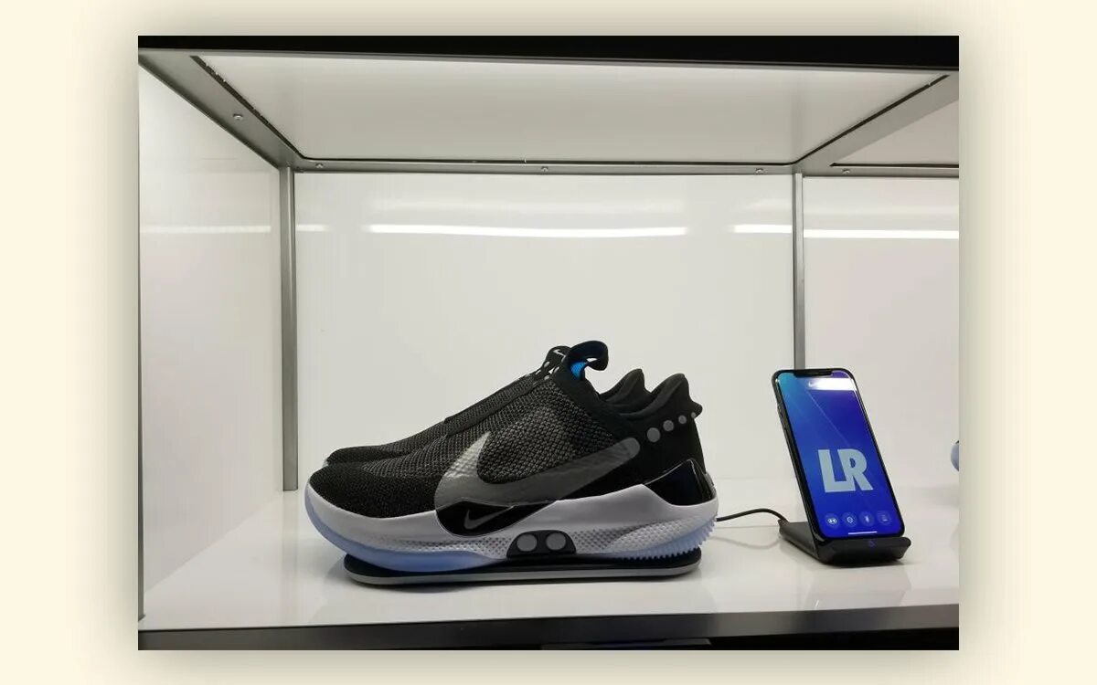 Nike кроссовки будущего. Nike smart shoes. найк s8. nike тейтум кроссовки. умные кроссовки найк 2025.
