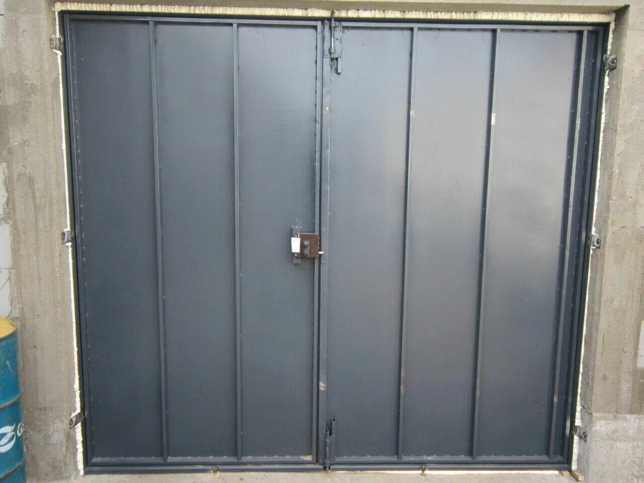 Ворота в гараж из трубы 20 на 40 профильной в гараж. Гаражные ворота из профильной трубы. Гаражные ворота из профильной трубы. Каркас ворот из профильной трубы для гаража. Ворота для гаража из профтрубы.