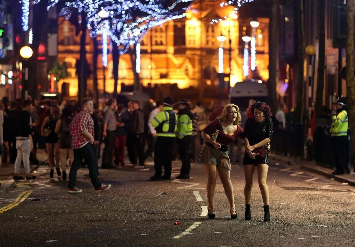 Англичанки на улице. Девушки Англии на улице. Британцы на улице. Drank street