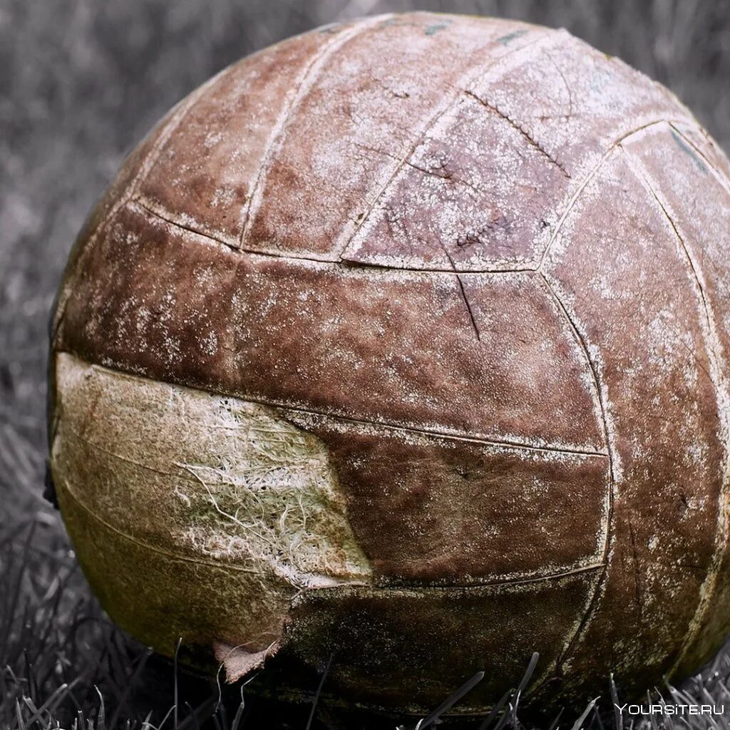 1 мяч в мире. Старый футбольный мяч. Первый футбольный мяч. Старинный мяч. Самый старый футбольный мяч.