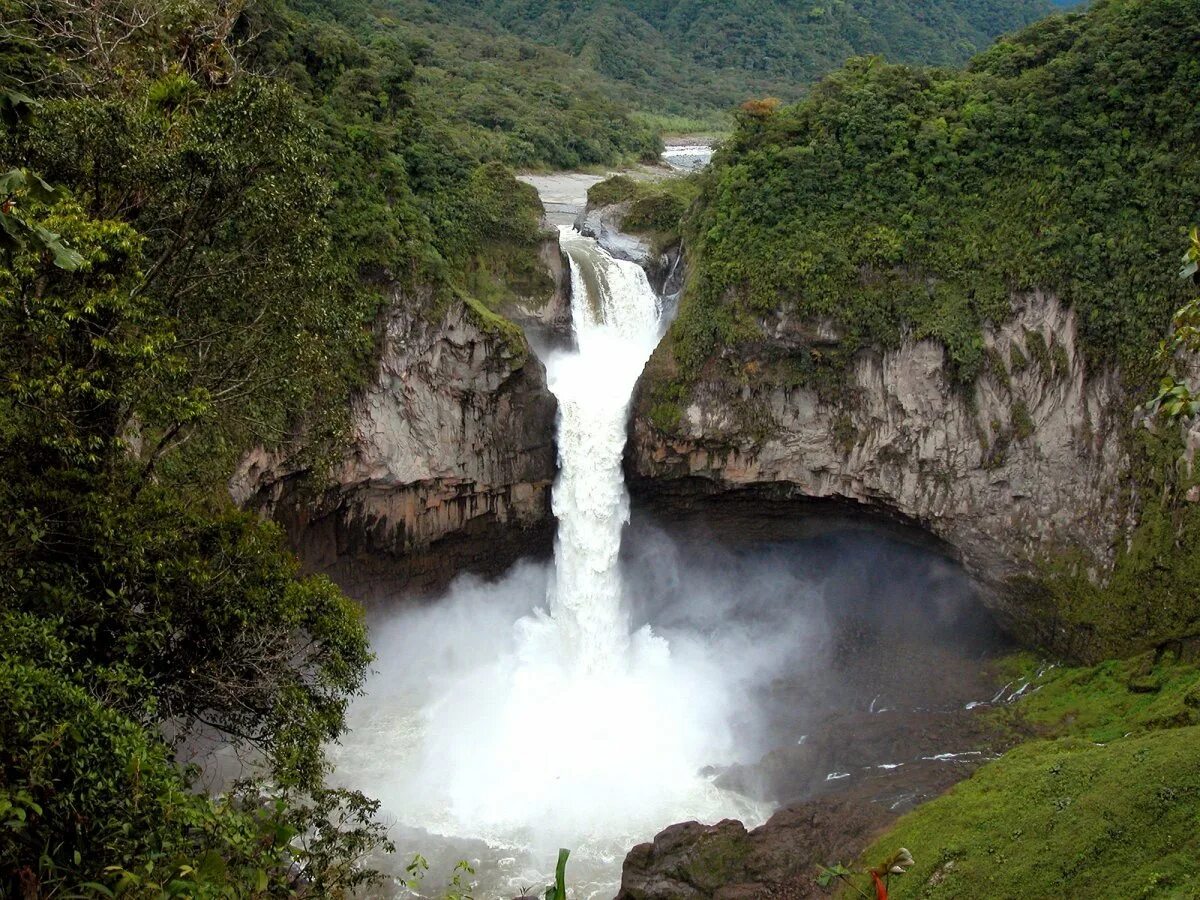 Эквадор Орьенте. Водопады Эквадора. Водопад сковорода дьявола. Река самый большой водопад