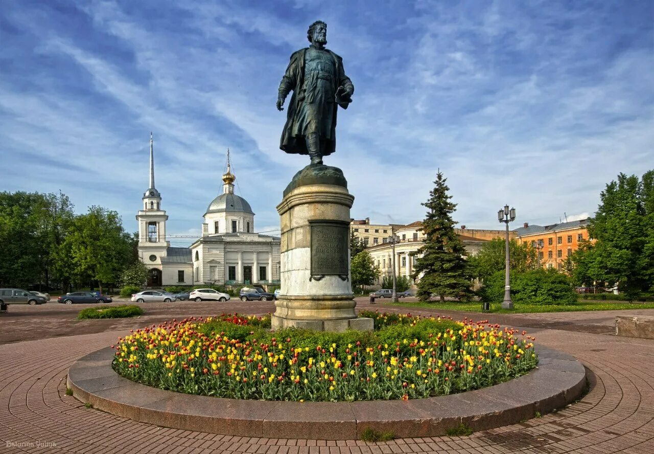 Включи достопримечательности города. Памятник Афанасию Никитину в Твери.