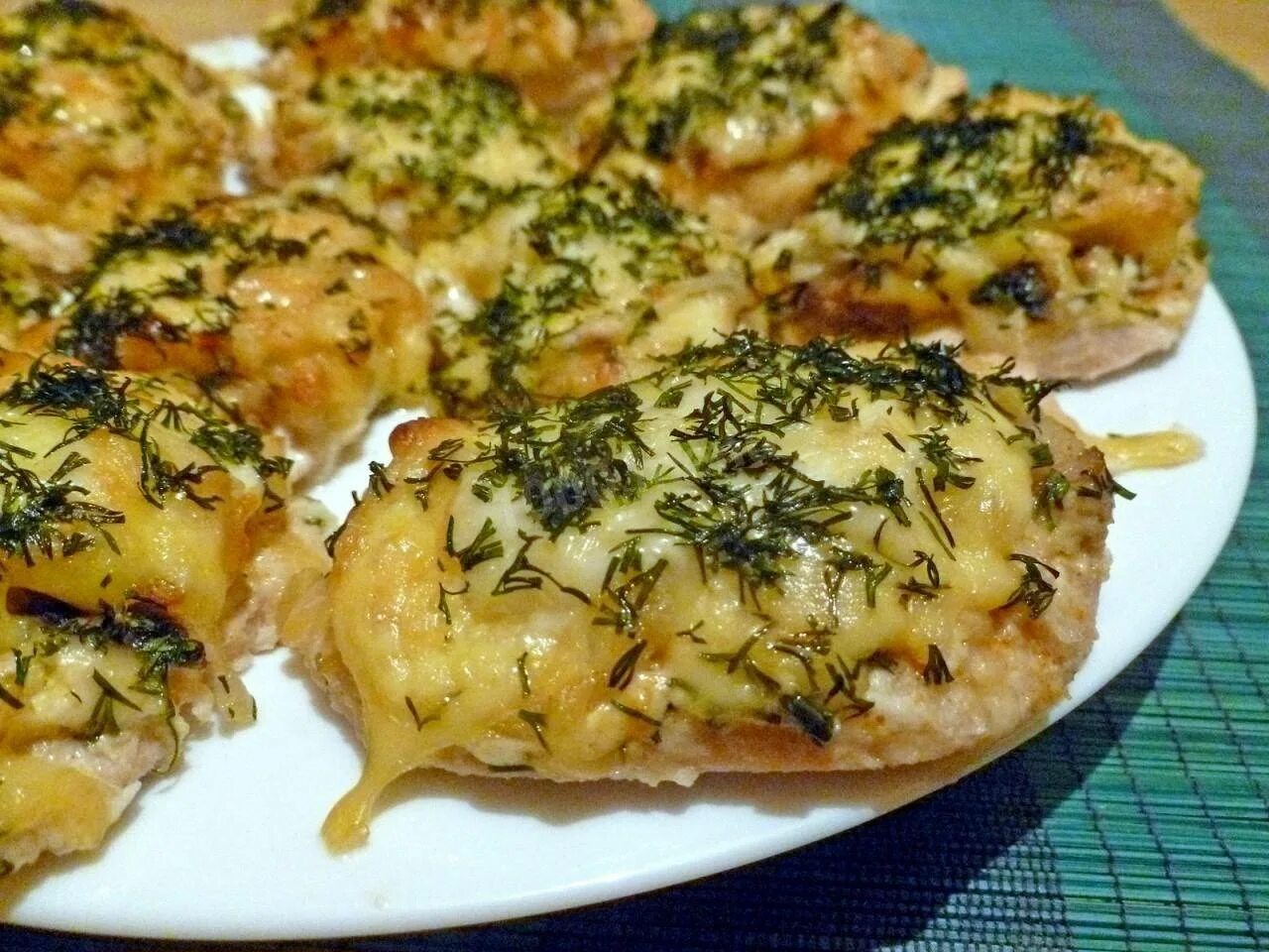 Что можно приготовить в духовке из филе. Куриное филе с грибами и сыром в духовке. филе курицы в духовке с сыром. грудка с грибами и сыром в духовке. грудка в духовке с сыром.