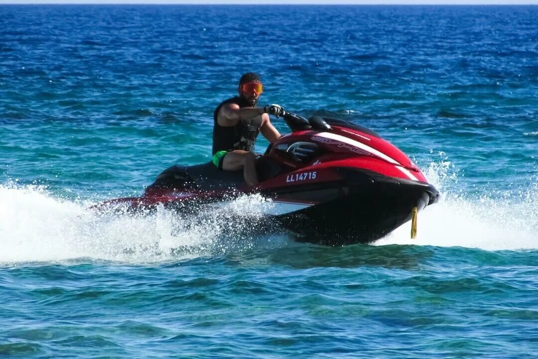 Гидроцикл Jet Ski 200. Водный мотоцикл на море. Водный мотоцикл на пляже. Спорт на гидроциклах. Прокат водных