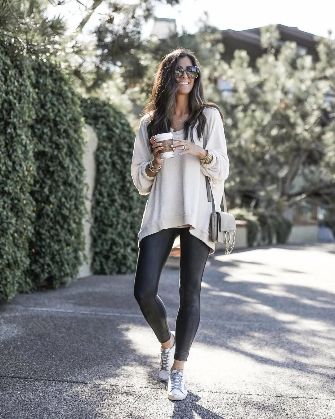 Модные луки с леггинсами. Лук с лосинами спортивными. Образ с лосинами. Легинсы лук. Образ сою кожанными легинсами.