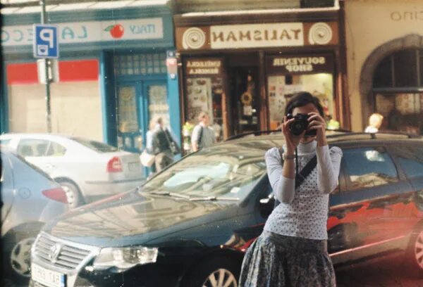 Есть красивая одна девушка на земле текст. В шумном городе эта девушка не живет. Средь шумного бала случайно. В шумном городе эта девушка не живет. Там где клён шумит текст песни.