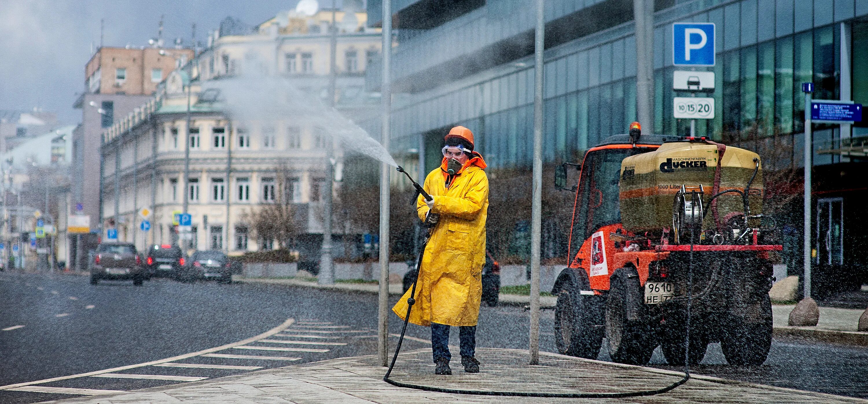 Как обрабатывают улицы. Улица для обработки. городские службы. дезинфекция улиц. обработали улицы.