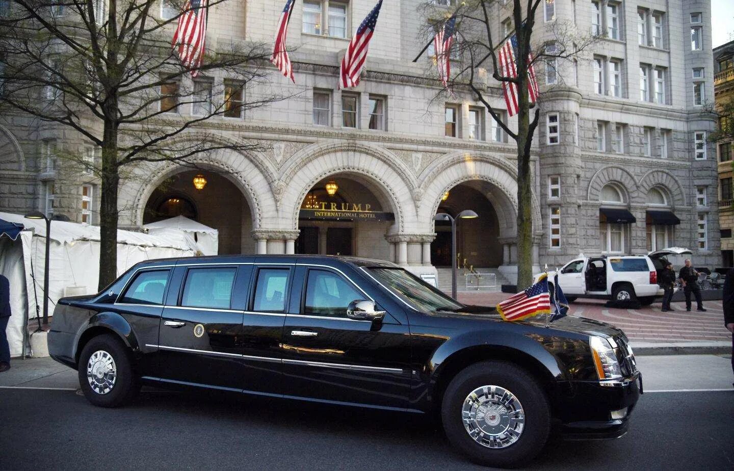 Bentley state limousine елизаветы ii. Cadillac dts presidential limousine 2006. Автомобили мировых лидеров. Автомобили мировых лидеров. Автомобили мировых лидеров.