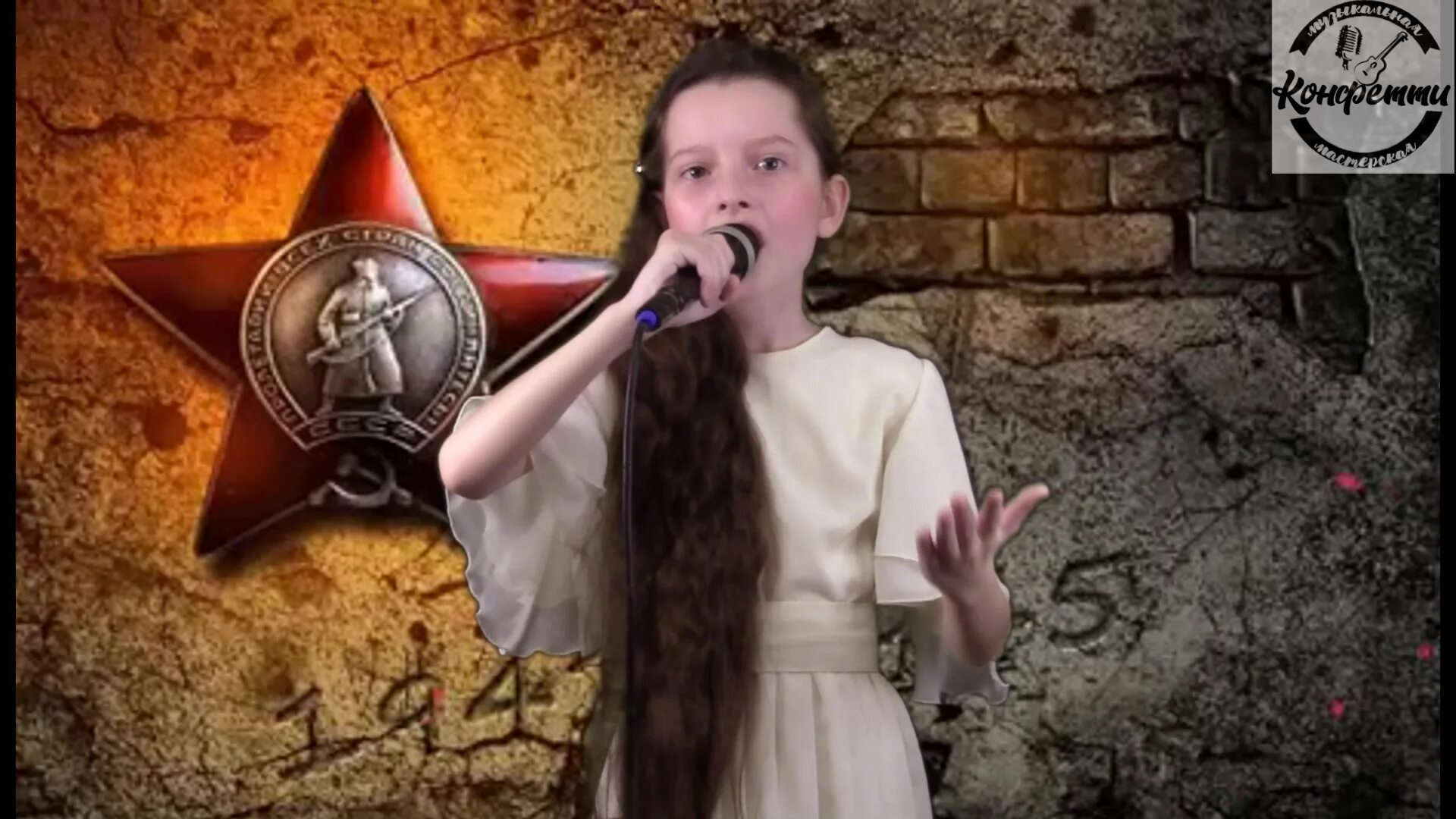 Две девочки поют про Донбасс. Девочка поет для солдат. Девушка поет бойца. Девчёнка поёт для солдат. Девушки донбасса поют песню