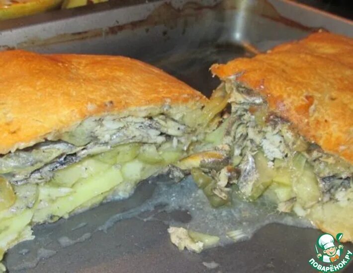 Пирог с мойвой и луком. Пирог с мойвой и картошкой в духовке. Пироги с мойвой в духовке пошаговый. Пирог из мойвы. Пирог с мойвой в духовке.