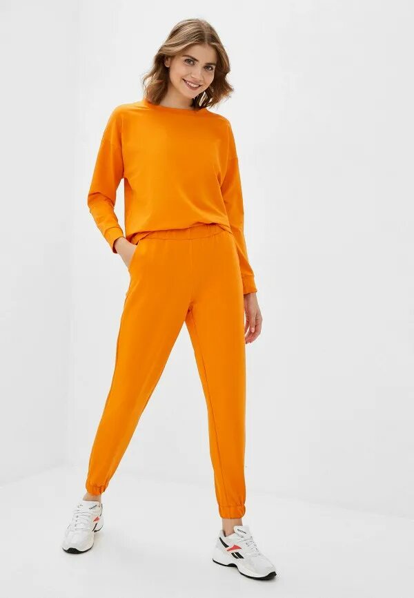 Оранжевый спортивный костюм. Оранжевый костюм женский. Оранжевый комбинезон женский. Оранжевые спортивки.