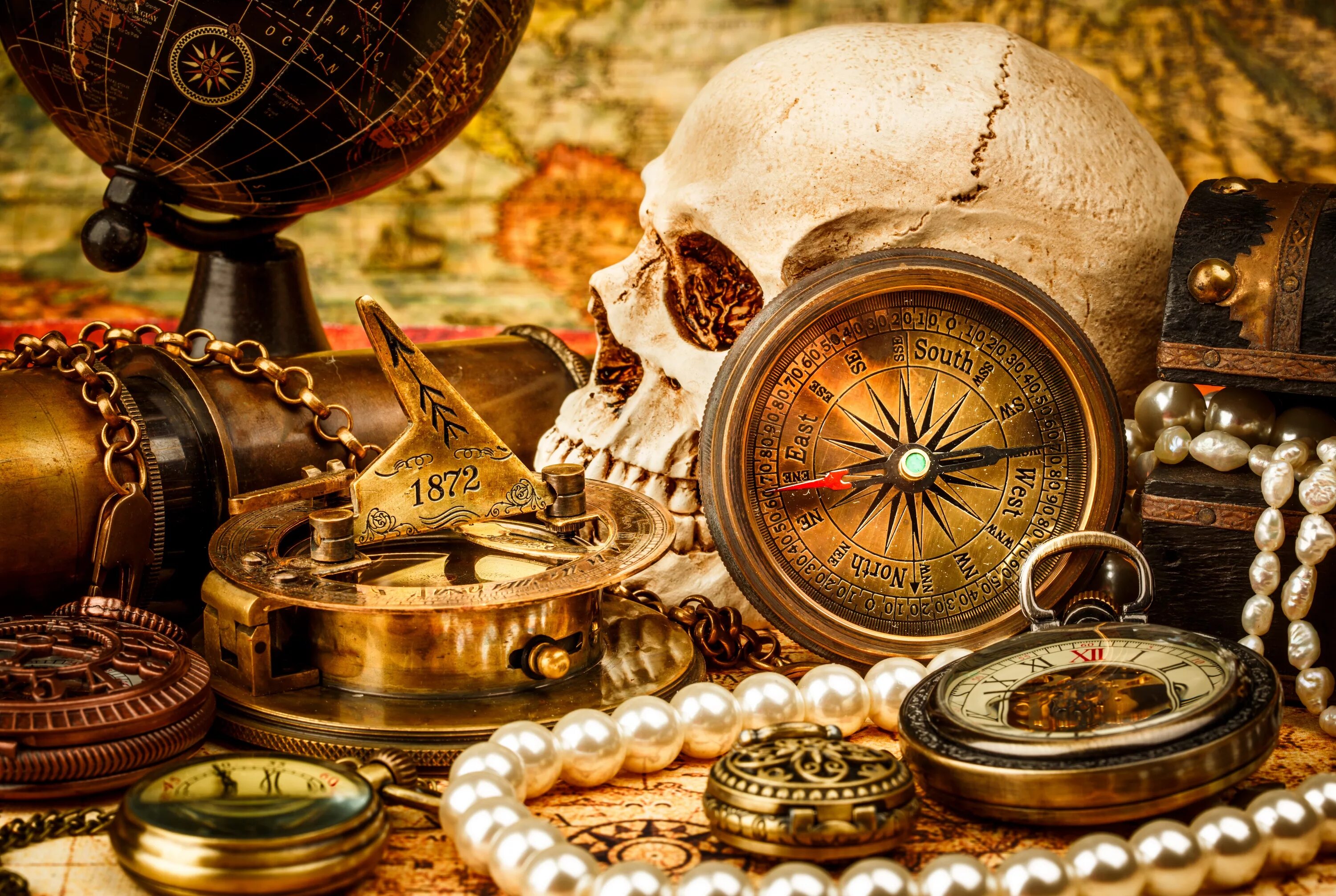 Старинные часы. Старинный компас. Пиратские сокровища. Натюрморт с часами.