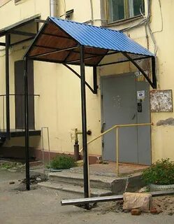 Козырек над входом многоквартирного дома