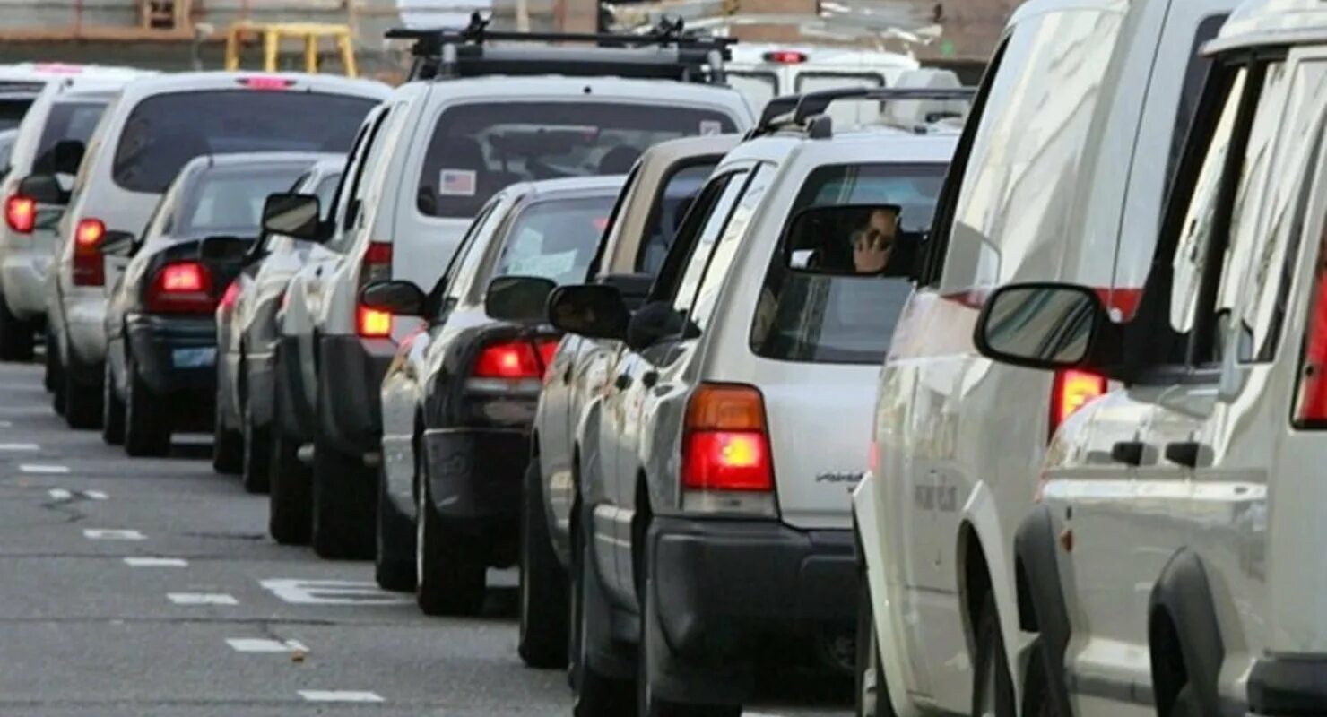 Машины в пробке очередь. Машины стоят в очередь. Очередь из автомобилей. Пробка машин. Авто очередь.