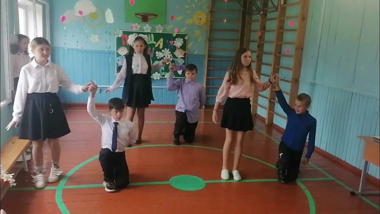 Танец 3 4 класса. Танец на выпускной в начальной школе. танец на выпускной в начальной школе 4 класс. танцы на выпускной в 4 классе в школе. танец на выпускной в младших классах.