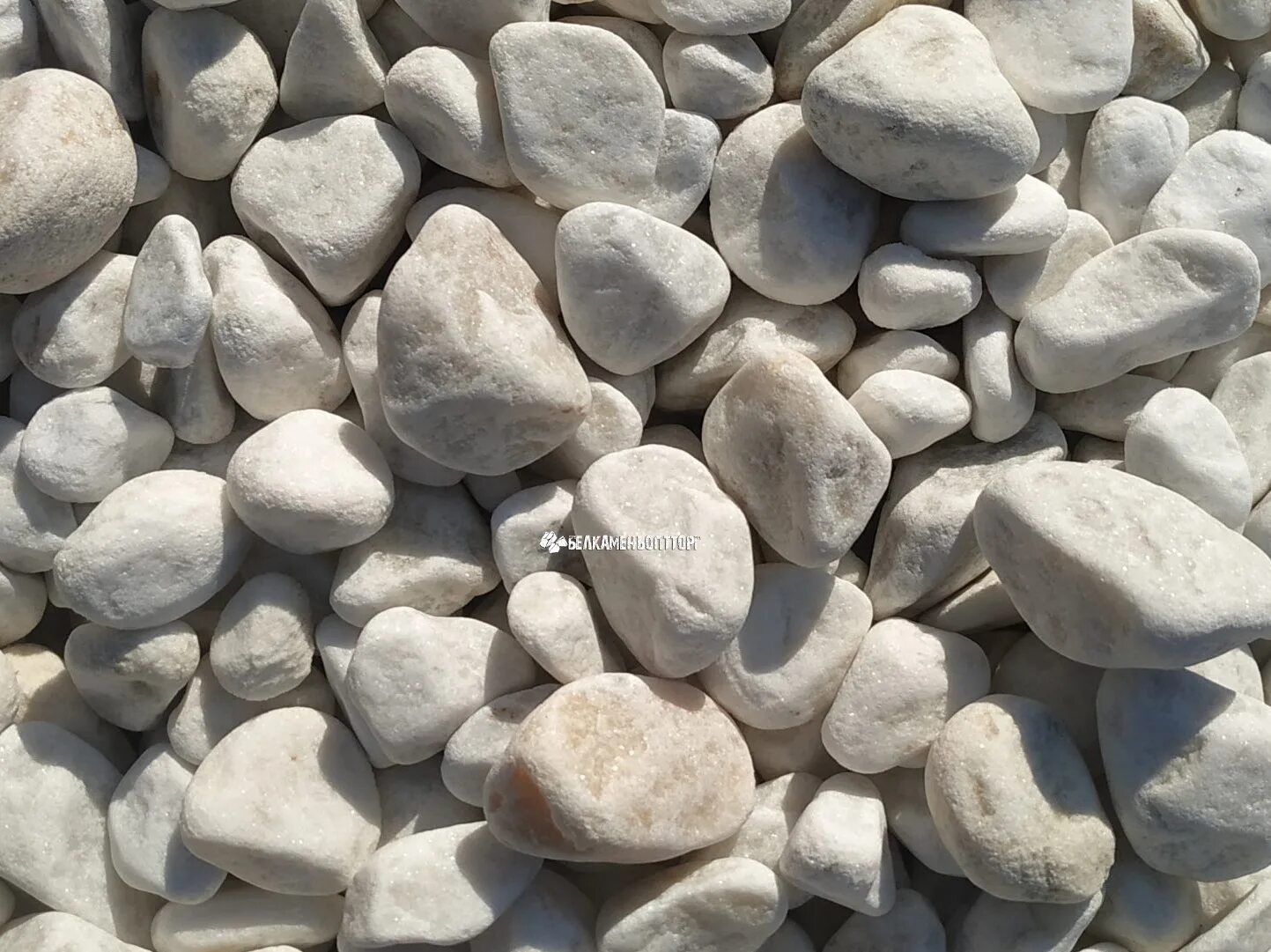 Белый щебень. Галтованный белый щебень. Щебень фр. Щебень белый декоративный. Мраморная крошка фракция 5-10.