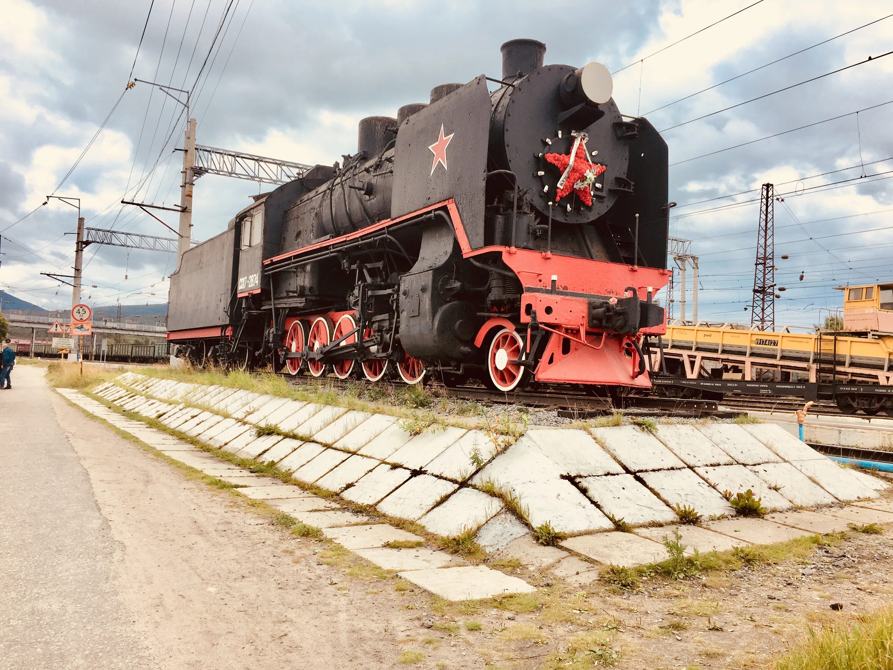 Орджоникидзе красноярск. Паровоз Серго Орджоникидзе 18. Памятник-паровоз «Серго Орджоникидзе». Паровоз Серго Орджоникидзе со18 2018. Серджио Орджоникидзе паровоз.