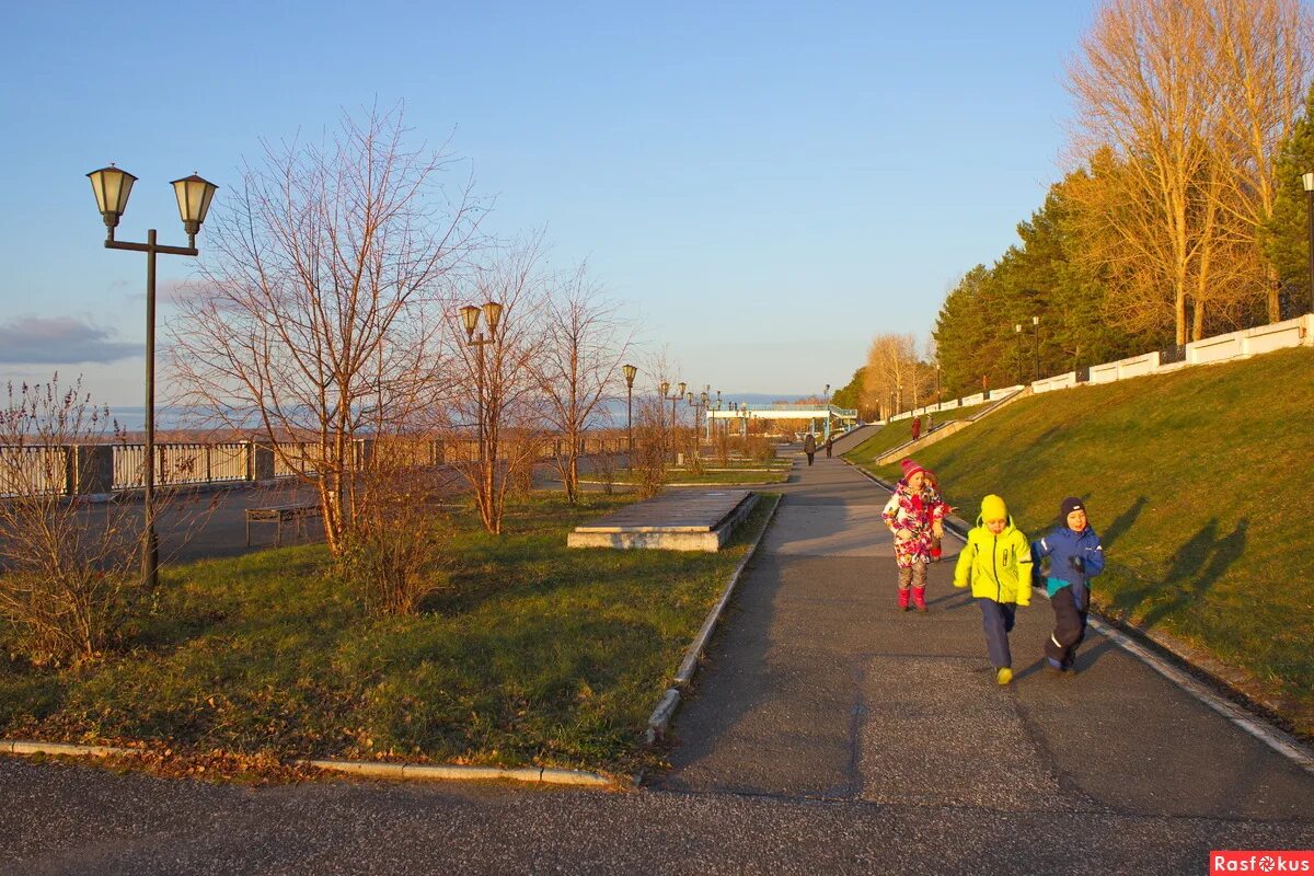 набережная озера кабан детская площадка. набережные ребенок. набережная площадка пермь 2022. дети на набережной. набережные ребенок.