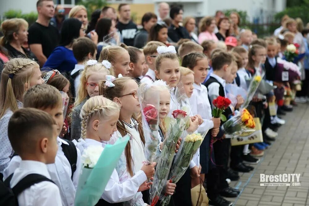 школьники идут в колонне фото. 15 тысяч к школе в 2024 году. 15 тысяч к школе в 2024 году. 15 тысяч к школе в 2024 году. 15 тысяч к школе в 2024 году.