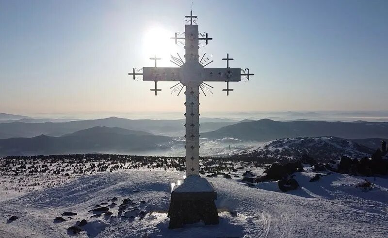 Поклонный крест гора курган. Крест шерегеш. Шерегеш гора курган крест. Поклонный крест гора курган. Поклонный крест на горе курган в шерегеше.