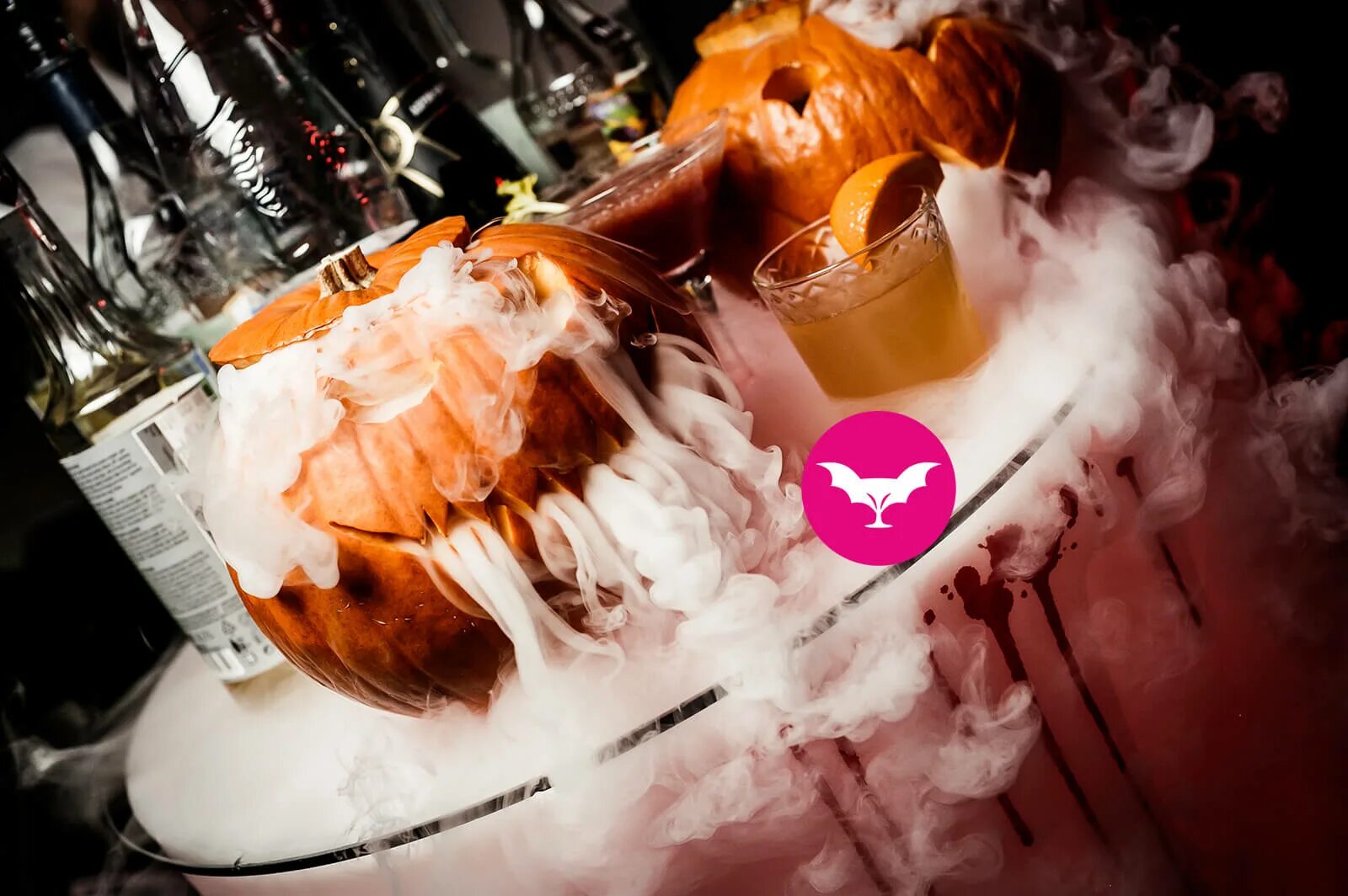 Украшение кафе на хэллоуин. Тематическая вечеринка в стиле хэллоуин. Украшение ресторана к хэллоуину. Бар на хэллоуин. Бар на хэллоуин.