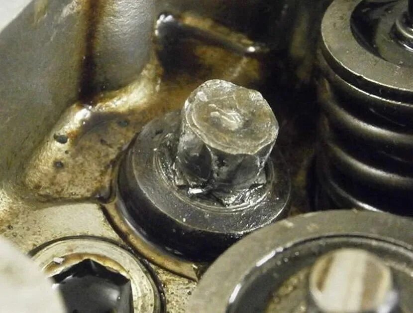 Откручивание болтов головки д243. Открутить саморез с сорванными гранями. Шлицевая головка для снятия гайки. Грани слизаны. Гайка торекс.