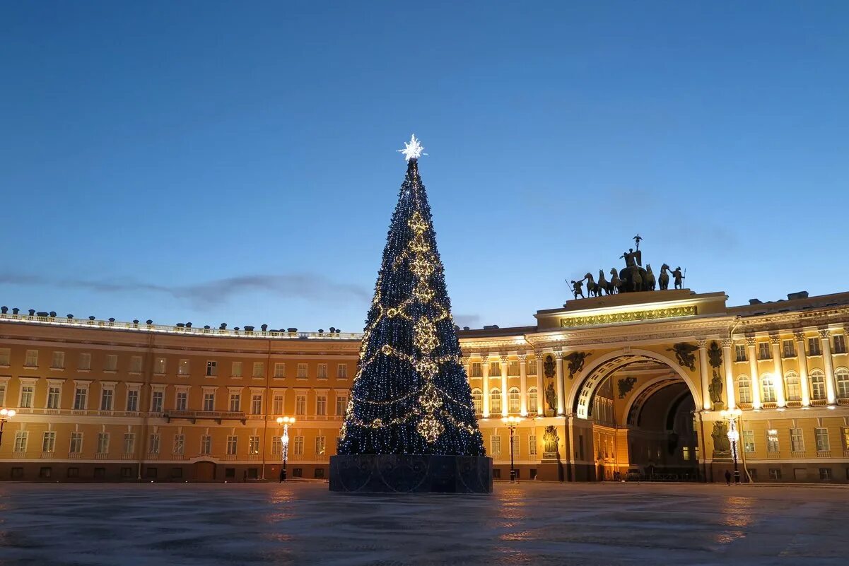Дворцовая площадь в санкт-петербурге 2023. Дворцовая площадь год. Елка на дворцовой площади санкт-петербурга санкт-петербург 2021. Ёлка на дворцовой площади в санкт-петербурге 2021. Новогодняя елка на дворцовой площади в санкт петербурге.