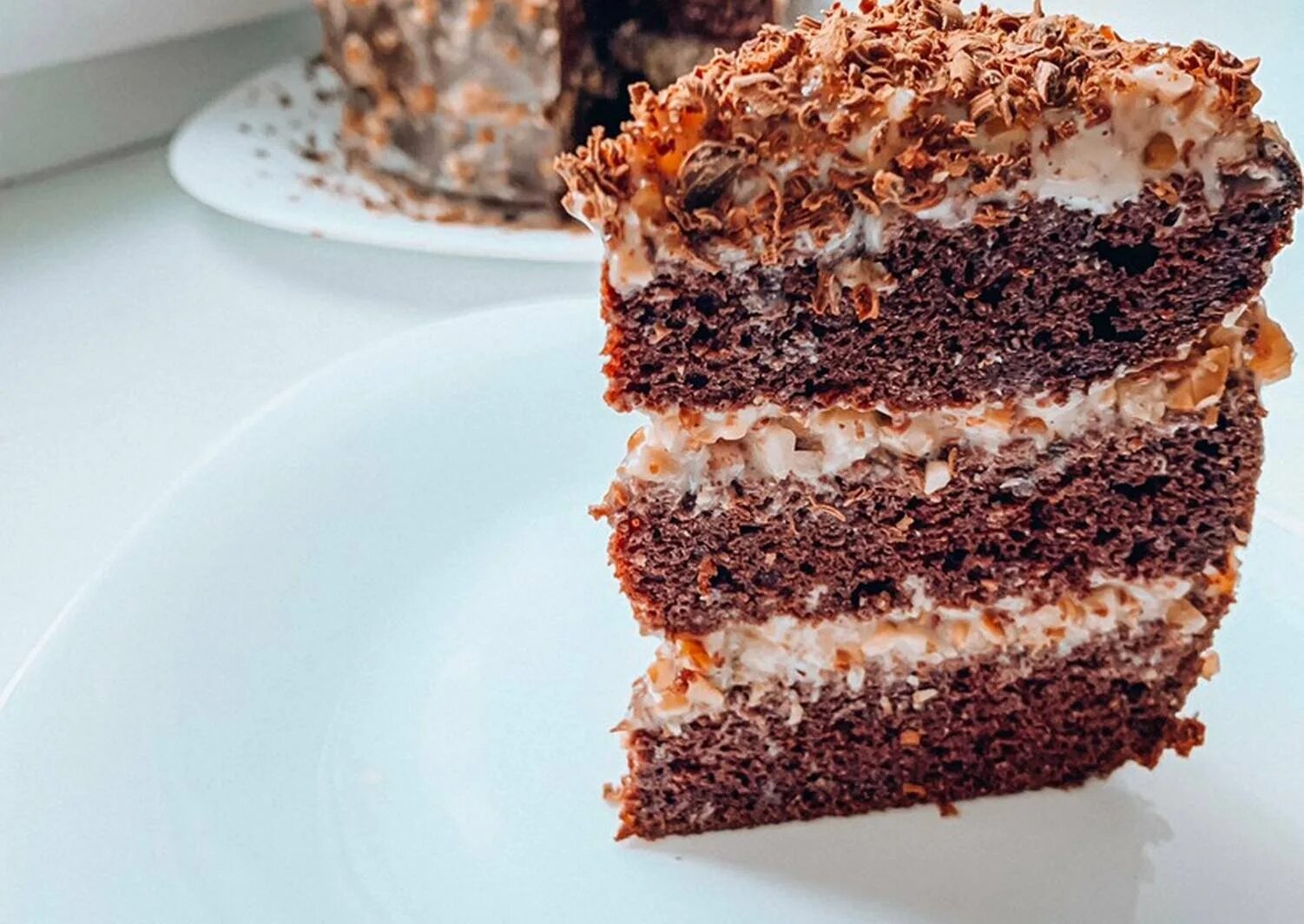 Торт сникерс фото. Торт сникерс в разрезе. Торт сникерс украшение. Блисс торт сникерс. Торт сникерс мария белая.