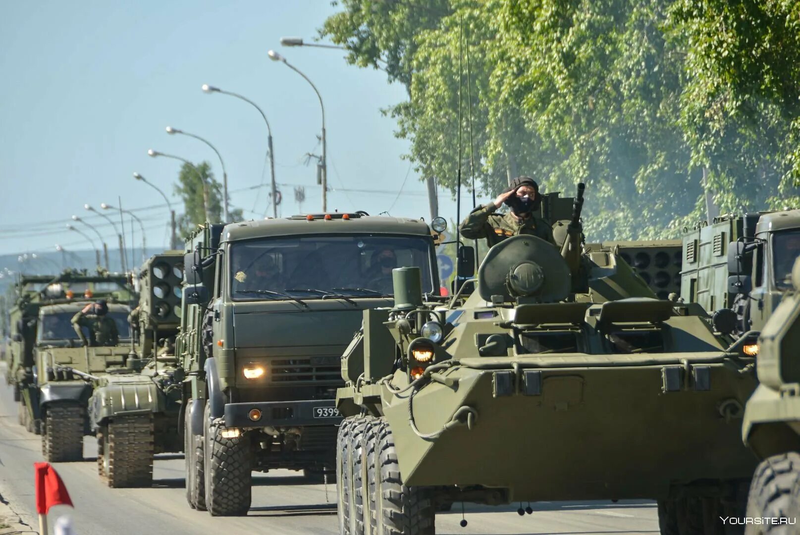 Встреча военных. Колонна российских войск в курске. Как встречают российские войска. Колонна военных грузовиков. Колонна российских войск в курске.