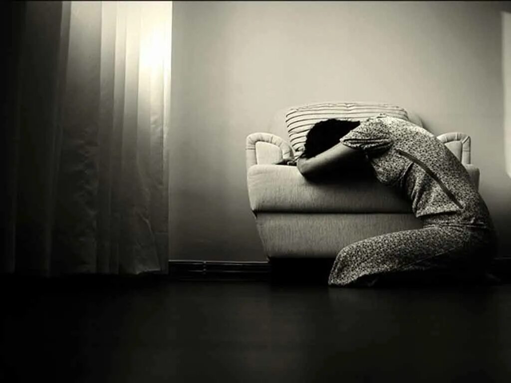 Луна в окне. Одна в пустой комнате. Страдание и одиночество. Невыносима стала грусть и в комнате. Комната грусти.