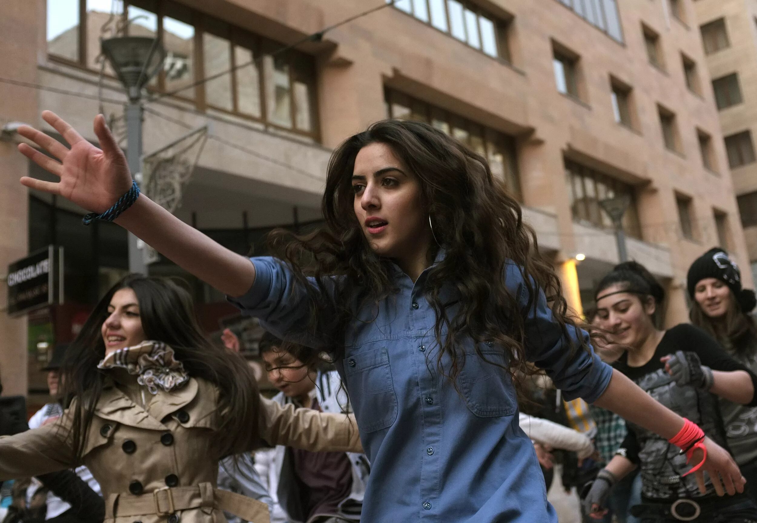 Жизнь в армении. Армения люди. армения люди на улице. ереван люди на улице. девушки в армении на улице.