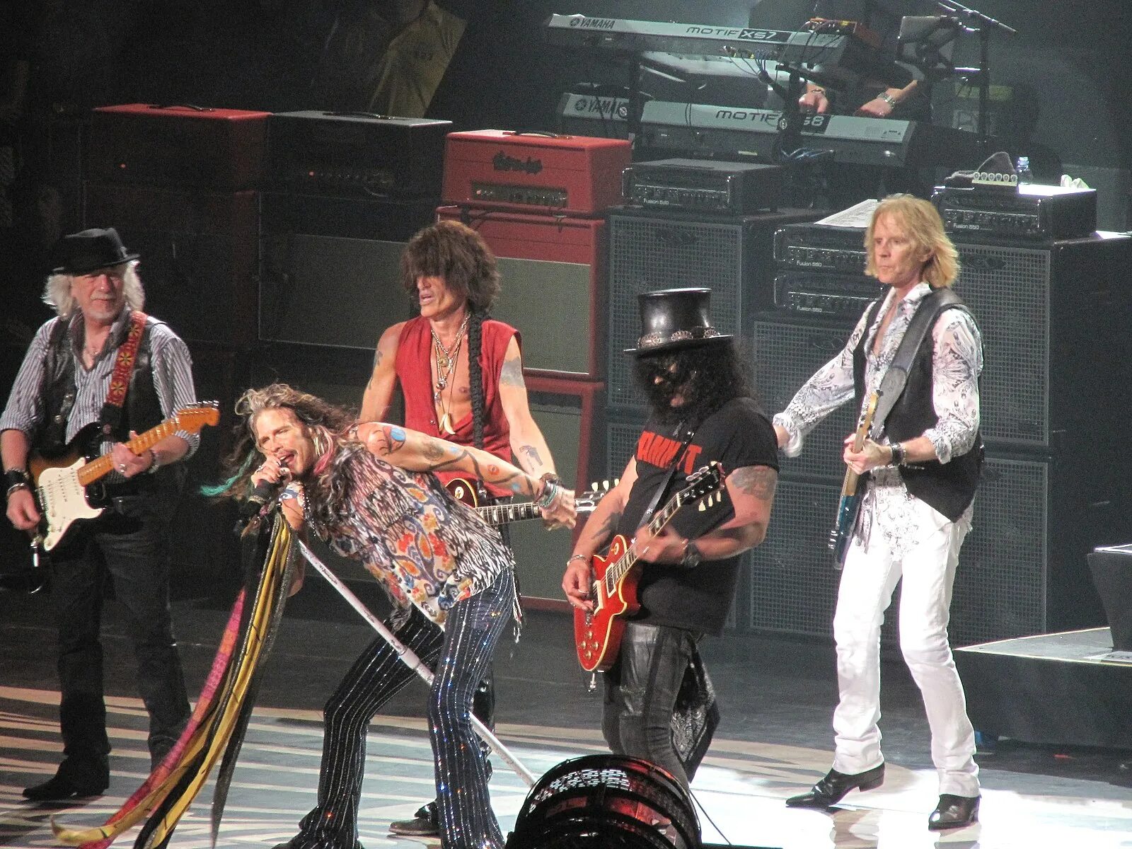 Группа аэросмит. Рок музыкант аэросмит. Рок музыкант аэросмит. Группа aerosmith молодые. Аэросмит участники группы.