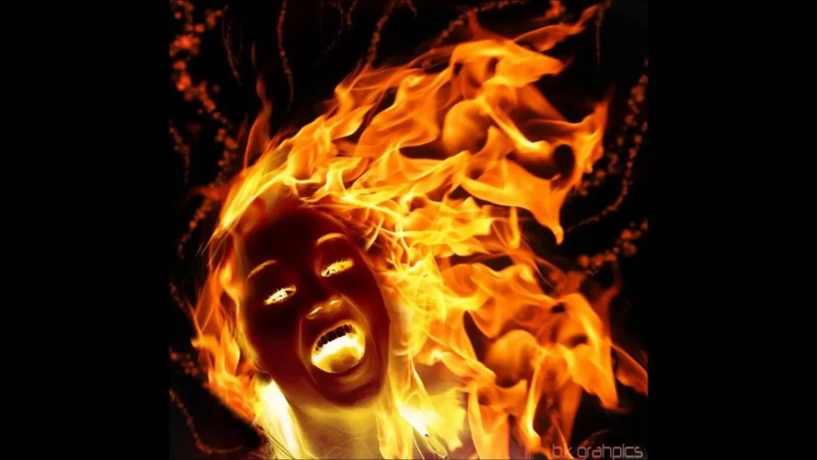 Живьем в аду. Женщина горит в огне.