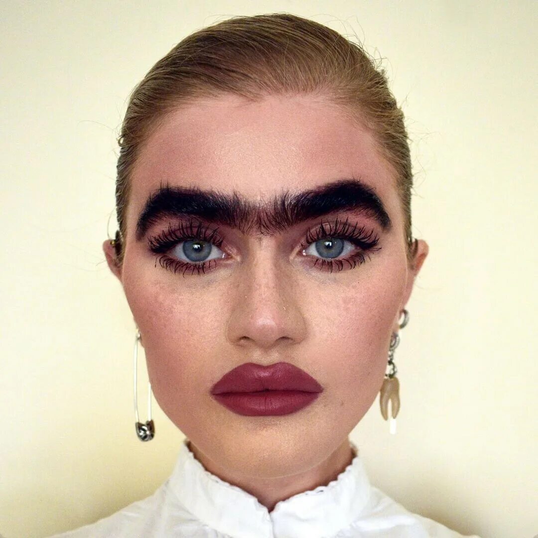 Брови тренд 2020 монобровь. Модель софия хаджипантели без бровей. Модель софия хаджипантели. Киприотка софия хаджипантели. Мисс монобровь софия хаджипантели.