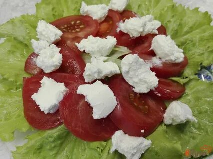 Салат с творожным сыром и помидорами
